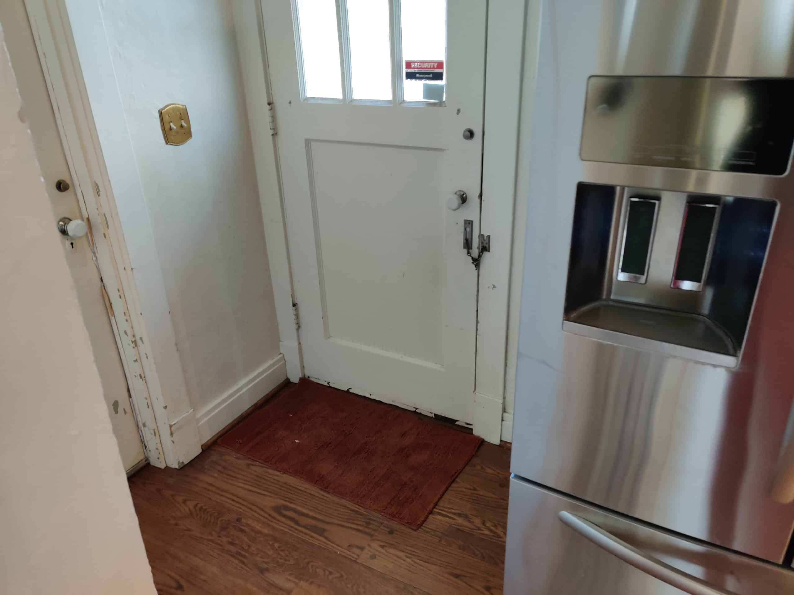 Entrance before with fridge