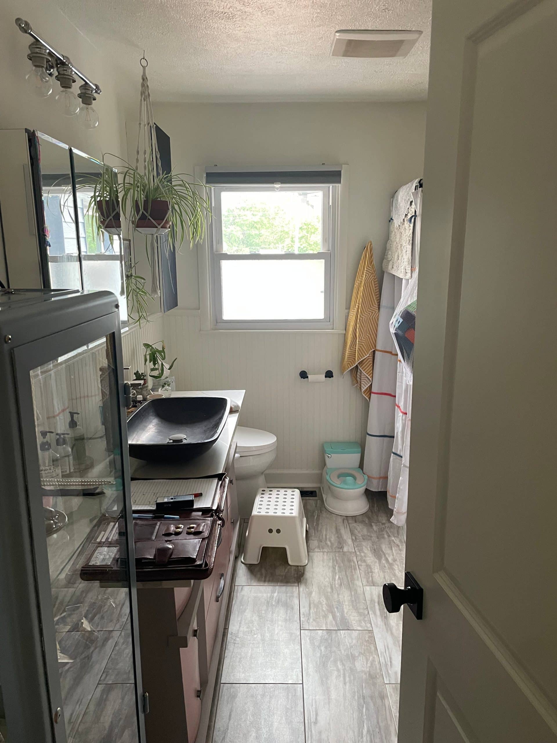 full bathroom view before remodel