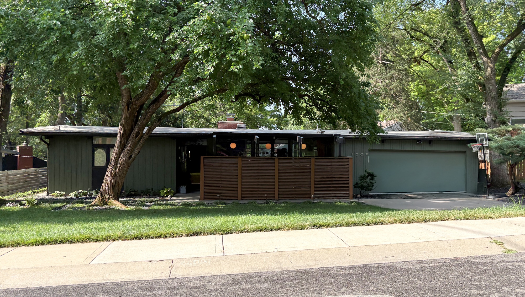 mid century modern ranch home in the prairie village area of kansas city