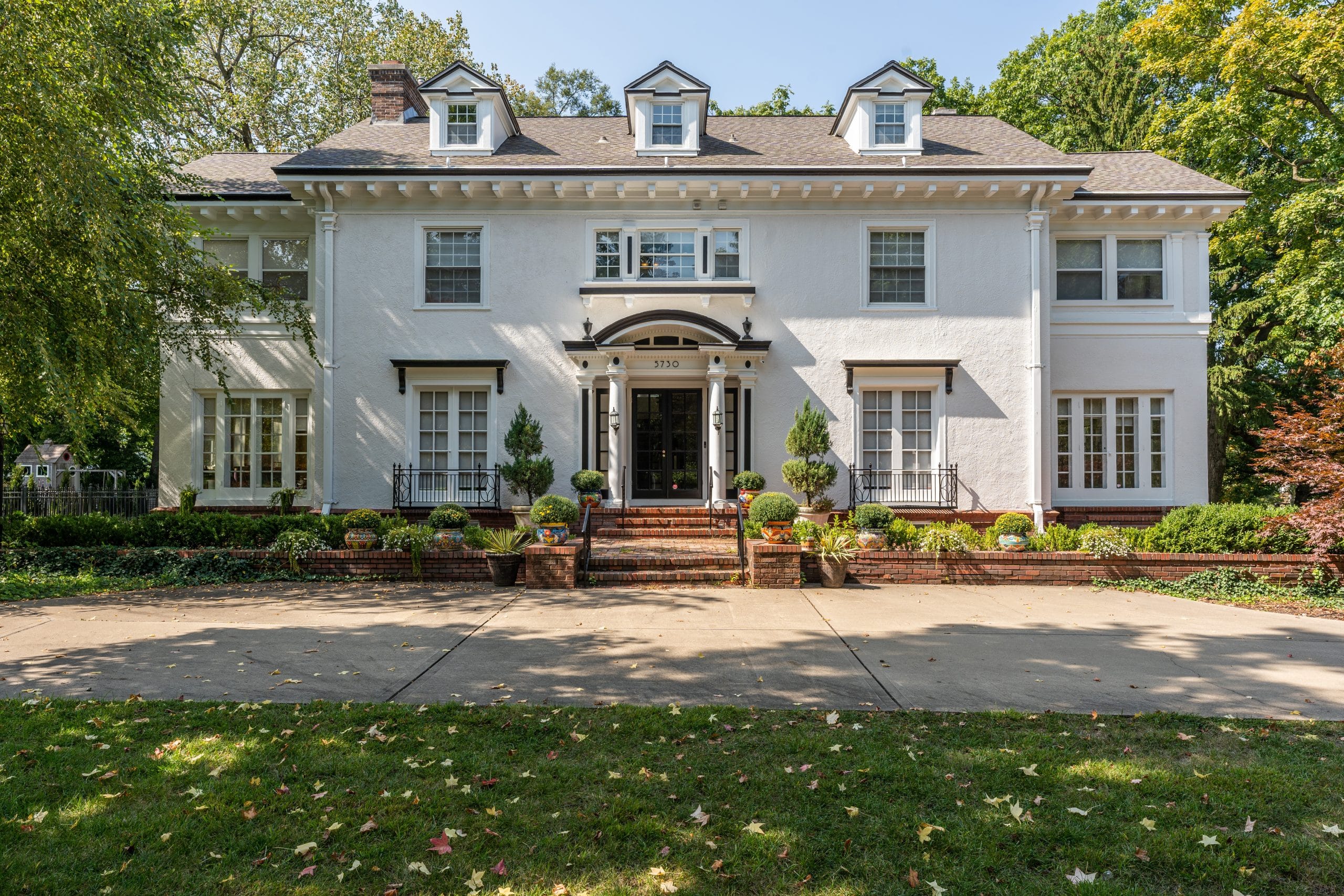 colonial revival home in the kansas city area