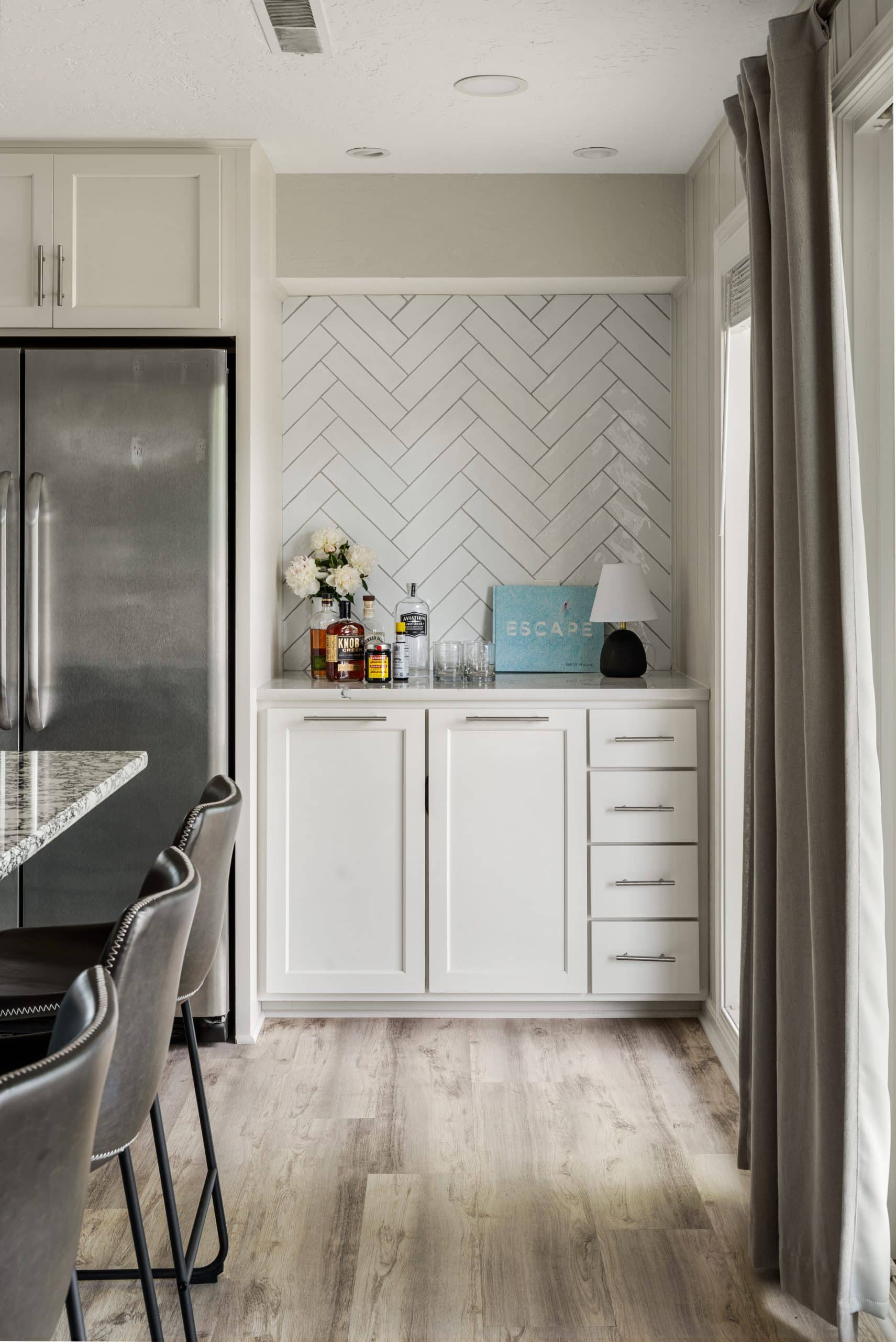 lake bar area of kitchen remodel 