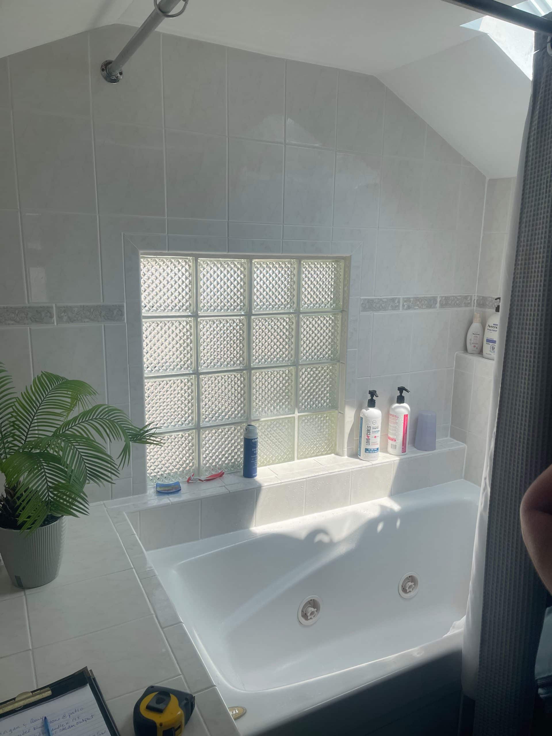 dated bath nook in an old kcmo waldo bathroom before the historic home refresh