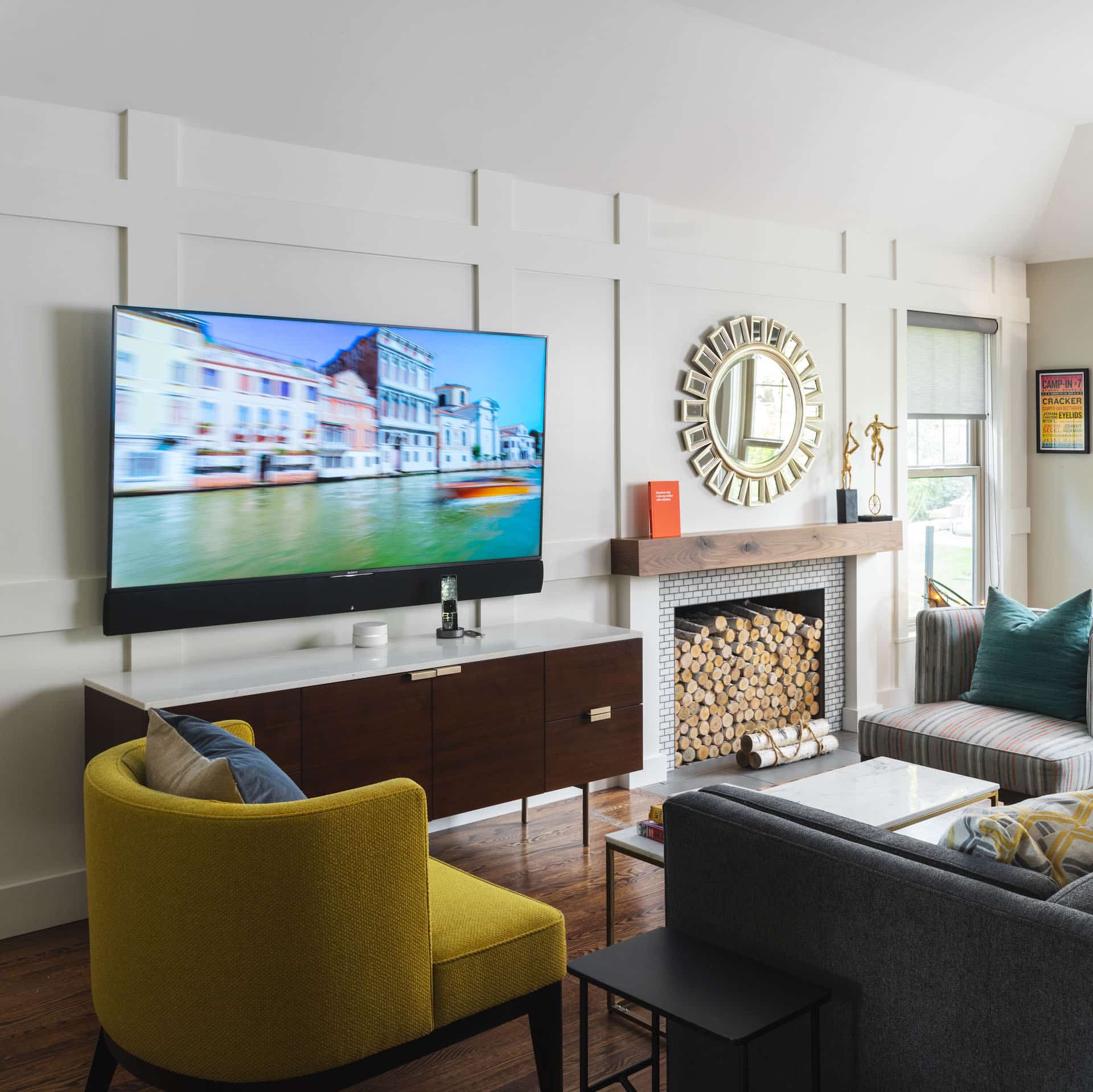 Custom woodwork White living room wall with custom woodwork and mid-century furniture