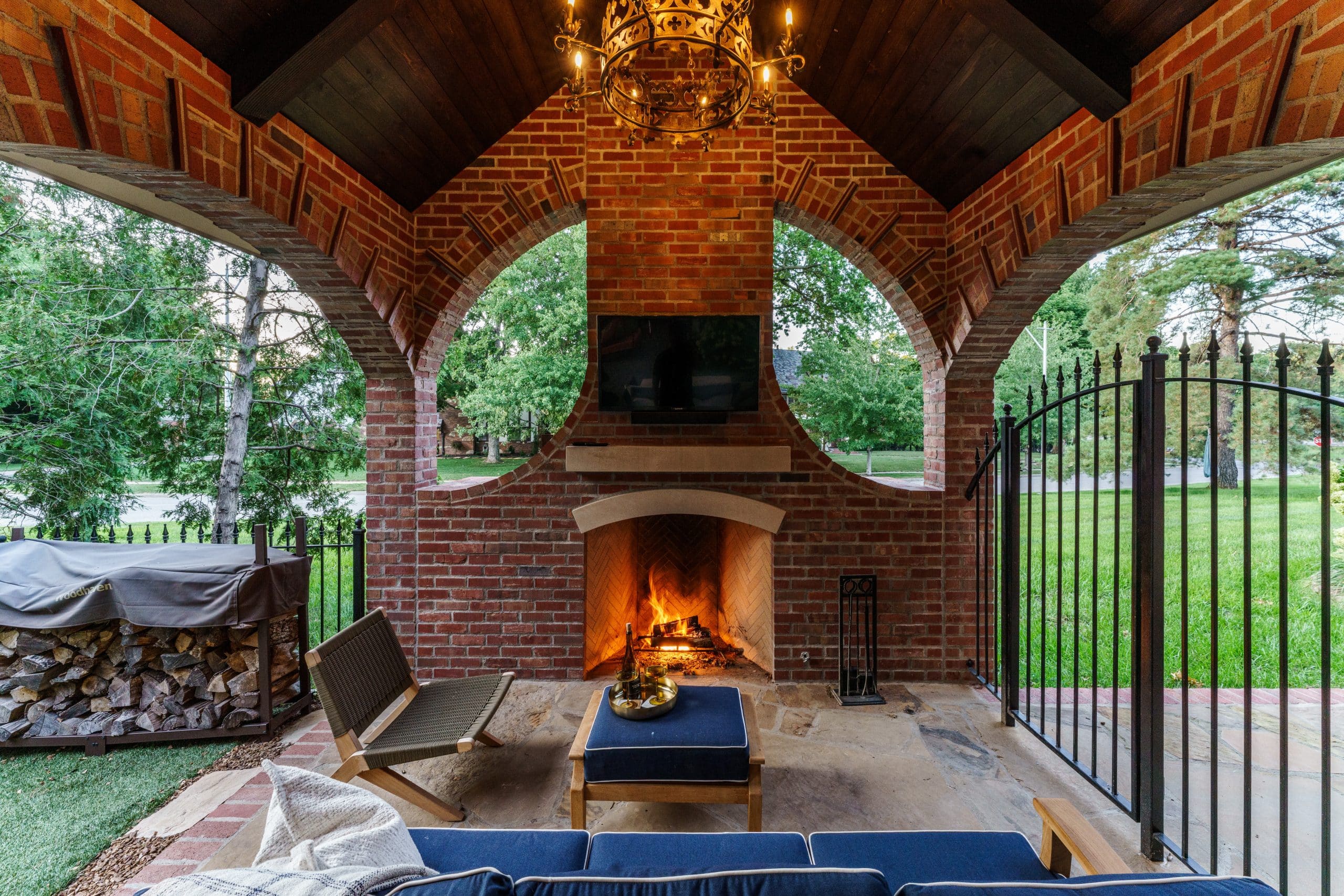 Outdoor living remodel that blends seamlessly with the existing elements of the home Outdoor living remodel that blends seamlessly with the existing elements of the home