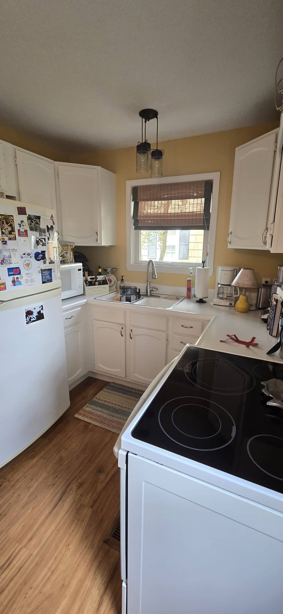 middle area of kitchen before remodel