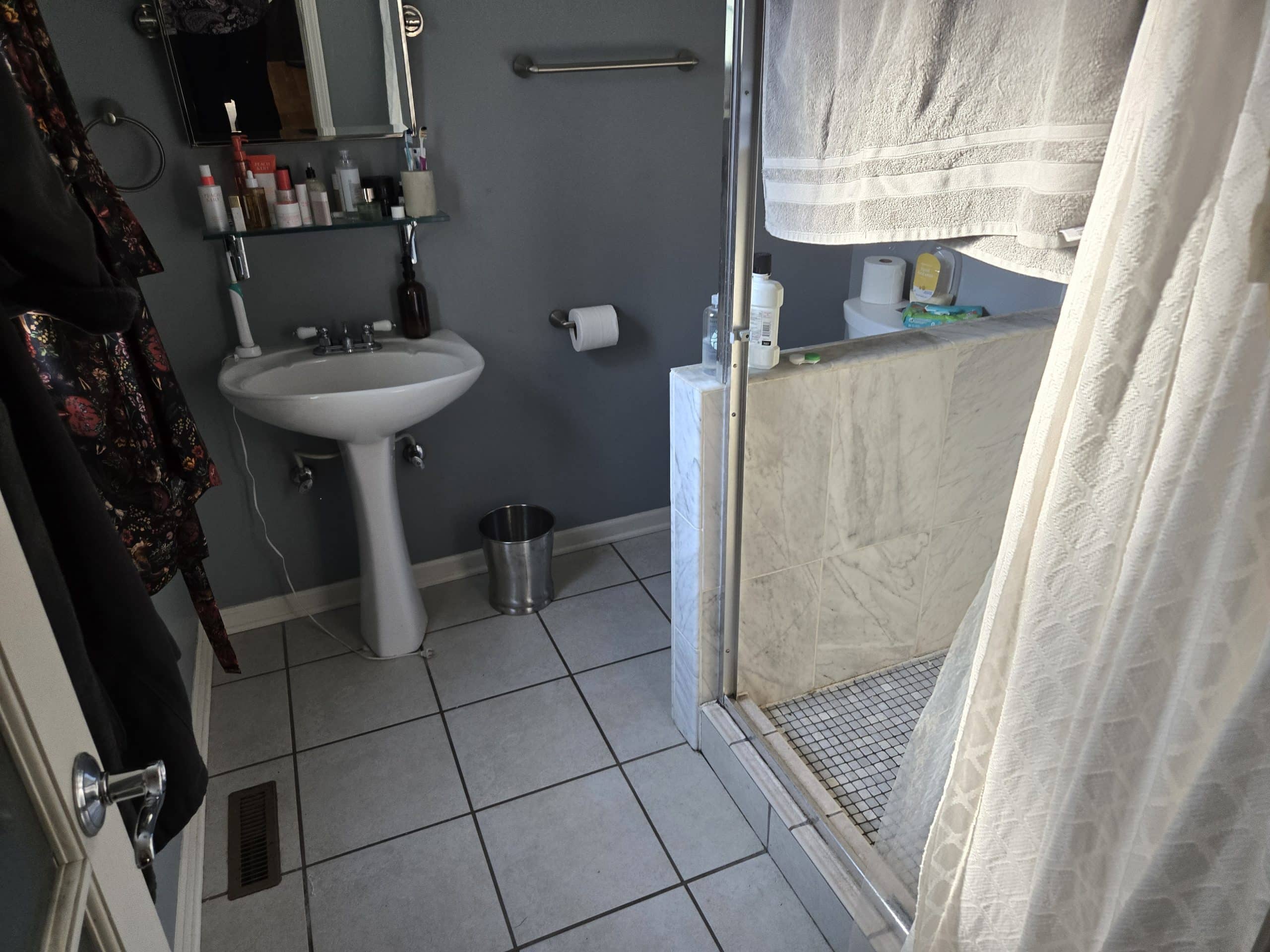 primary bath before the remodel in KCMO